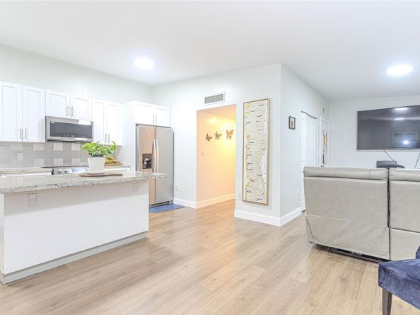 10675 W Clairmont Cir 202, Fort Lauderdale FL 33321