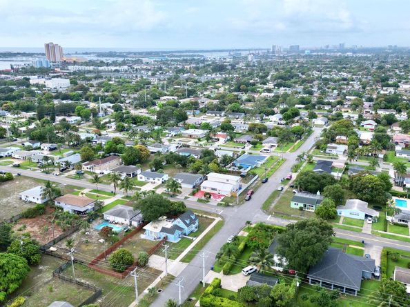 307 4th Street, Lake Park FL 33403