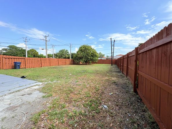 307 4th Street, Lake Park FL 33403