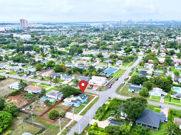 307 4th Street, Lake Park FL 33403