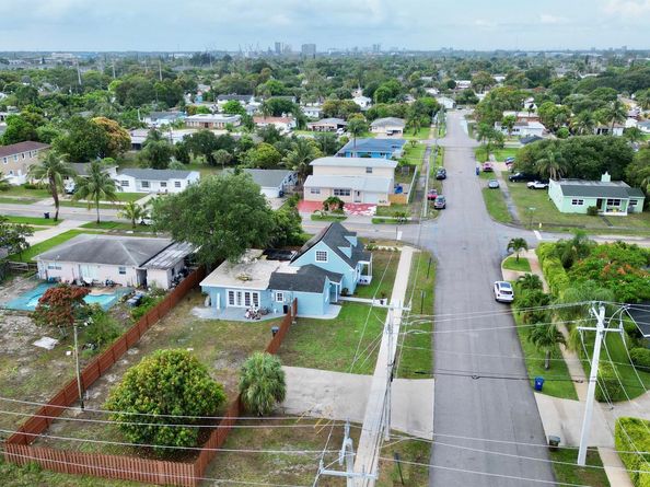 307 4th Street, Lake Park FL 33403