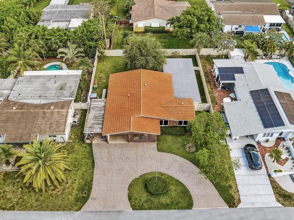 1311 NE 42nd St, Oakland Park FL 33334