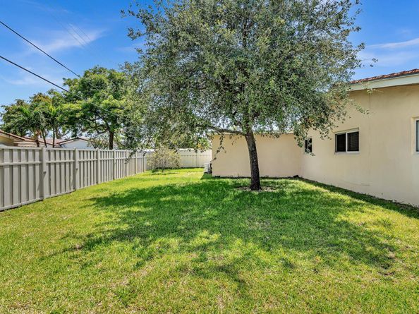 1311 NE 42nd St, Oakland Park FL 33334