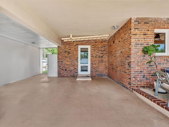 1311 NE 42nd St, Oakland Park FL 33334