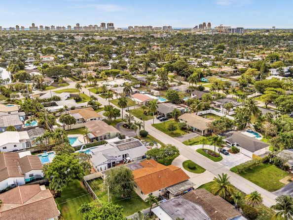 1311 NE 42nd St, Oakland Park FL 33334