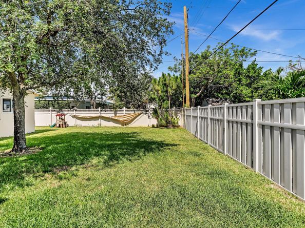 1311 NE 42nd St, Oakland Park FL 33334