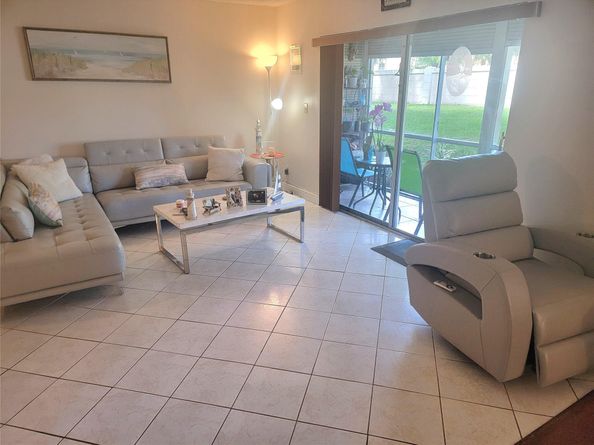 8120 SW 24th St 103, North Lauderdale FL 33068