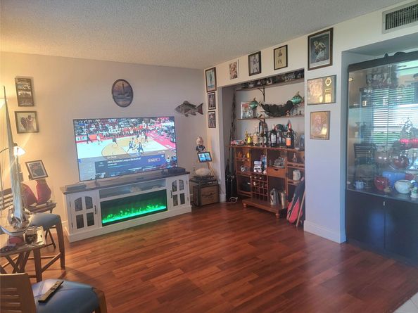 8120 SW 24th St 103, North Lauderdale FL 33068