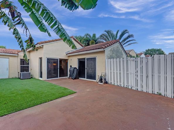895 SW 180th Ter, Pembroke Pines FL 33029