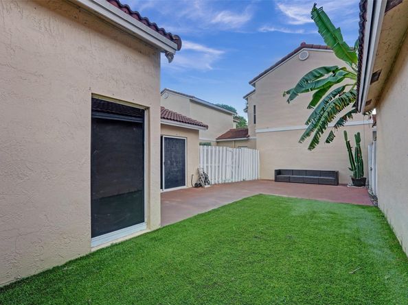 895 SW 180th Ter, Pembroke Pines FL 33029
