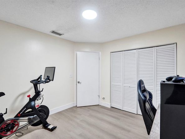 895 SW 180th Ter, Pembroke Pines FL 33029