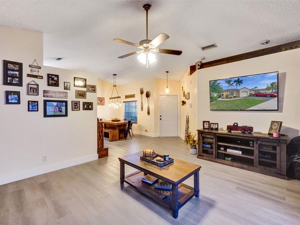 895 SW 180th Ter, Pembroke Pines FL 33029