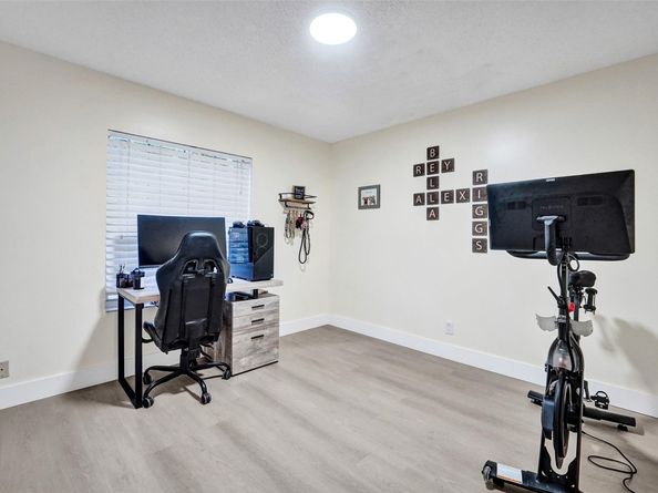 895 SW 180th Ter, Pembroke Pines FL 33029