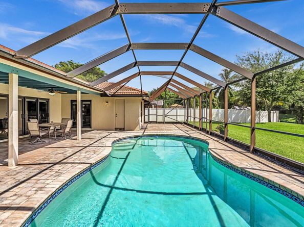 611 NW 99th Ter, Coral Springs FL 33071