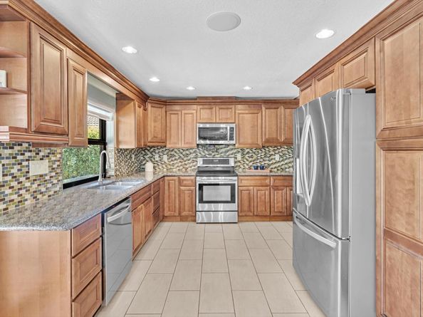 611 NW 99th Ter, Coral Springs FL 33071