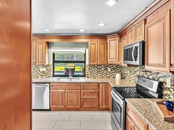 611 NW 99th Ter, Coral Springs FL 33071