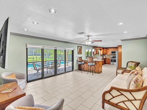 611 NW 99th Ter, Coral Springs FL 33071