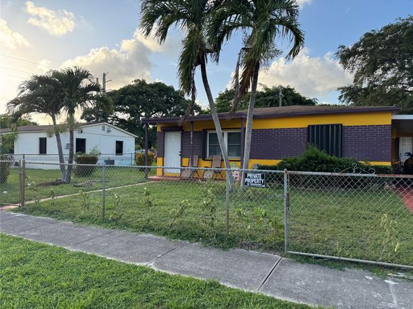 3913 SW 28th St, West Park FL 33023