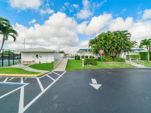 8961 NW 12th St, Plantation FL 33322