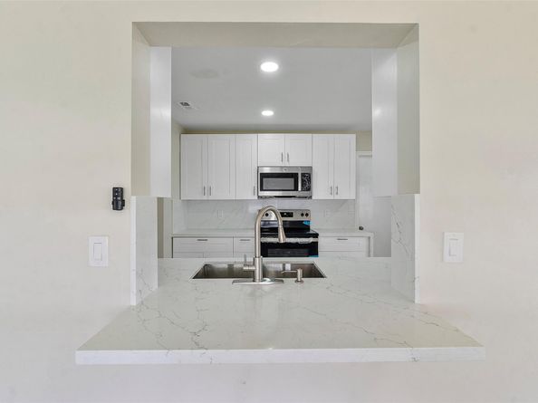 8961 NW 12th St, Plantation FL 33322