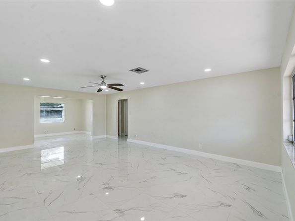 8961 NW 12th St, Plantation FL 33322