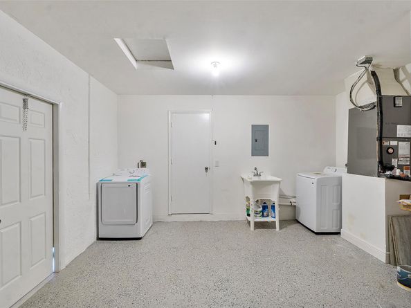 8961 NW 12th St, Plantation FL 33322