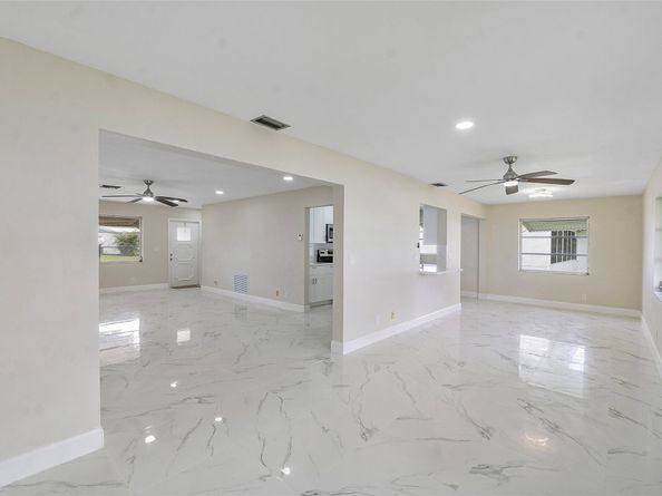 8961 NW 12th St, Plantation FL 33322