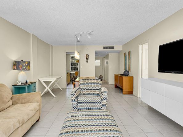 4898 NW 29TH Ct 304, Lauderdale Lakes FL 33313