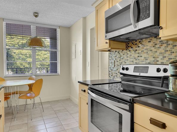 4898 NW 29TH Ct 304, Lauderdale Lakes FL 33313