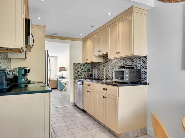 4898 NW 29TH Ct 304, Lauderdale Lakes FL 33313