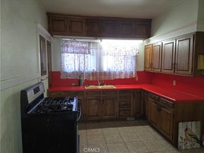 555 W 43rd, Los Angeles CA 90037