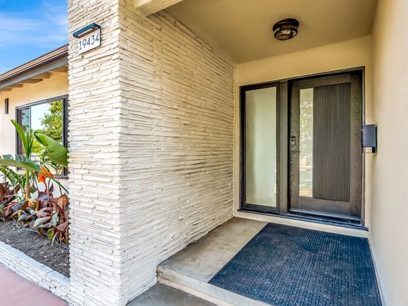 19434 Calvert Street, Tarzana CA 91335