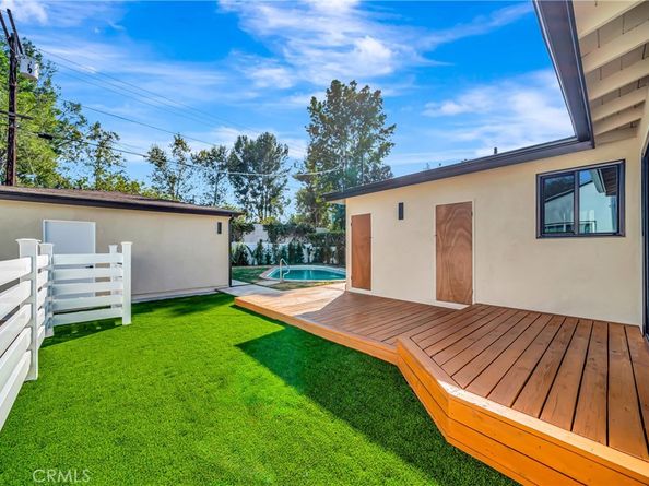 19434 Calvert Street, Tarzana CA 91335