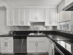 18555 Collins Street C18, Tarzana CA 91356