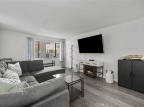 18555 Collins Street C18, Tarzana CA 91356