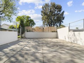 18555 Collins Street C18, Tarzana CA 91356