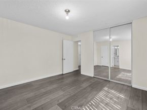 18555 Collins Street C18, Tarzana CA 91356