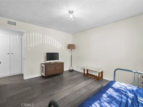 18555 Collins Street C18, Tarzana CA 91356