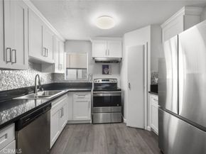 18555 Collins Street C18, Tarzana CA 91356