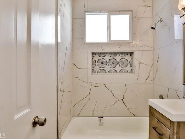 1877 S Cloverdale Avenue, Los Angeles CA 90019