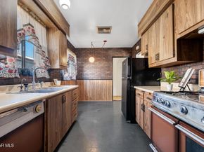 7639 Whitsett Avenue, North Hollywood CA 91605