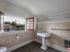 2102 W 24th Street, Los Angeles CA 90018