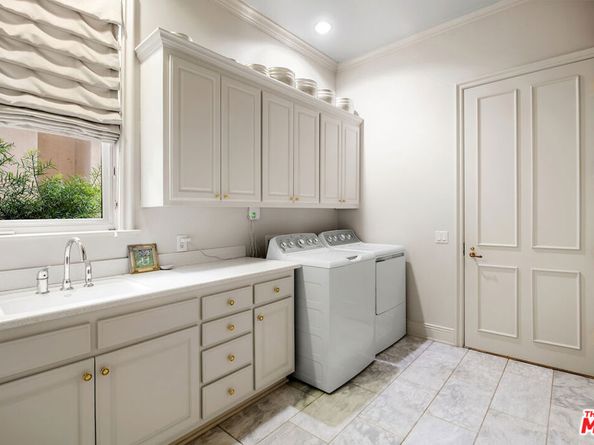 10275 Century Woods Drive, Los Angeles CA 90067