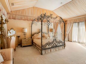 10275 Century Woods Drive, Los Angeles CA 90067
