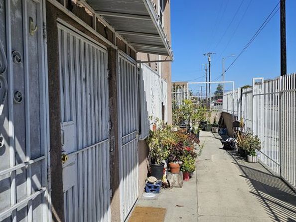 426 W 77th Street, Los Angeles CA 90003