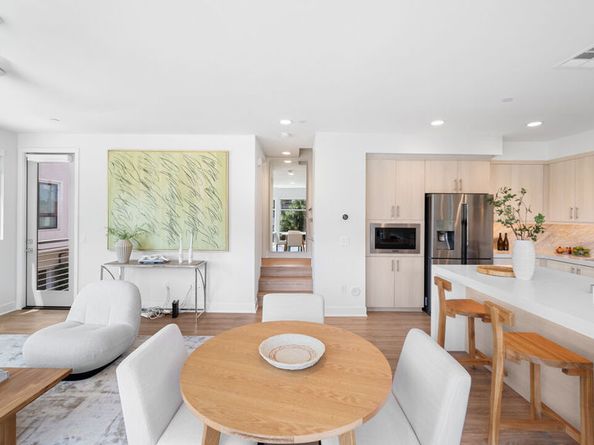 2111 N Cahuenga Boulevard 1, Los Angeles CA 90068