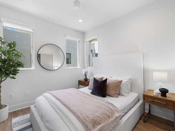 2111 N Cahuenga Boulevard 1, Los Angeles CA 90068