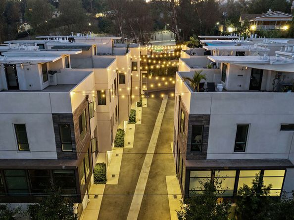 2111 N Cahuenga Boulevard 1, Los Angeles CA 90068