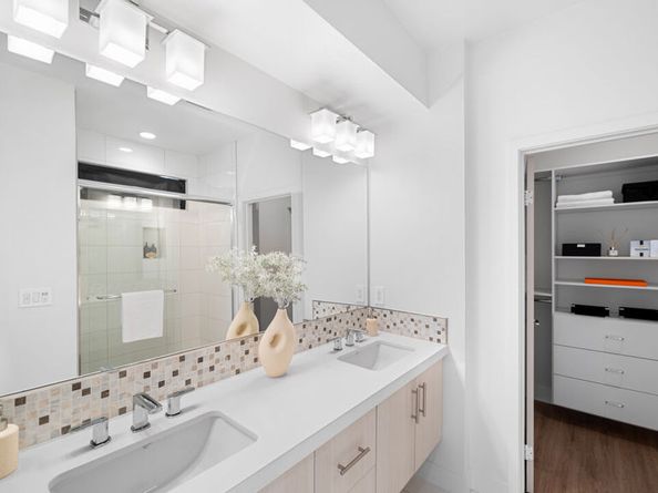 2111 N Cahuenga Boulevard 1, Los Angeles CA 90068