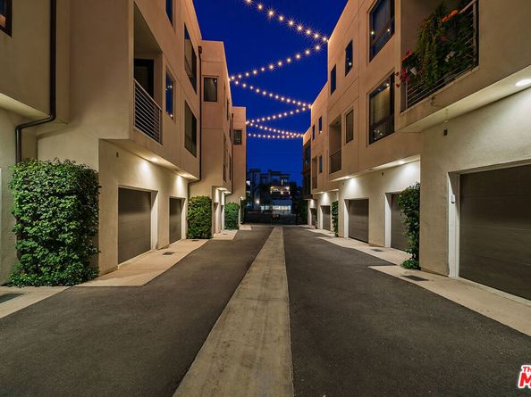 2111 N Cahuenga Boulevard 1, Los Angeles CA 90068